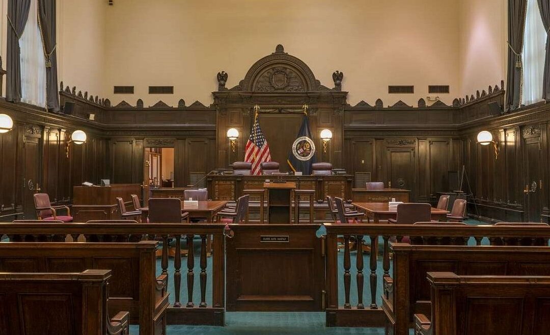 Image of an empty USA courtroom.